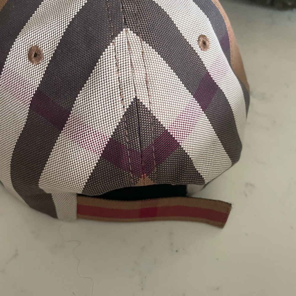 Burberry Vintage check reversible hat. - Picture 4 of 5